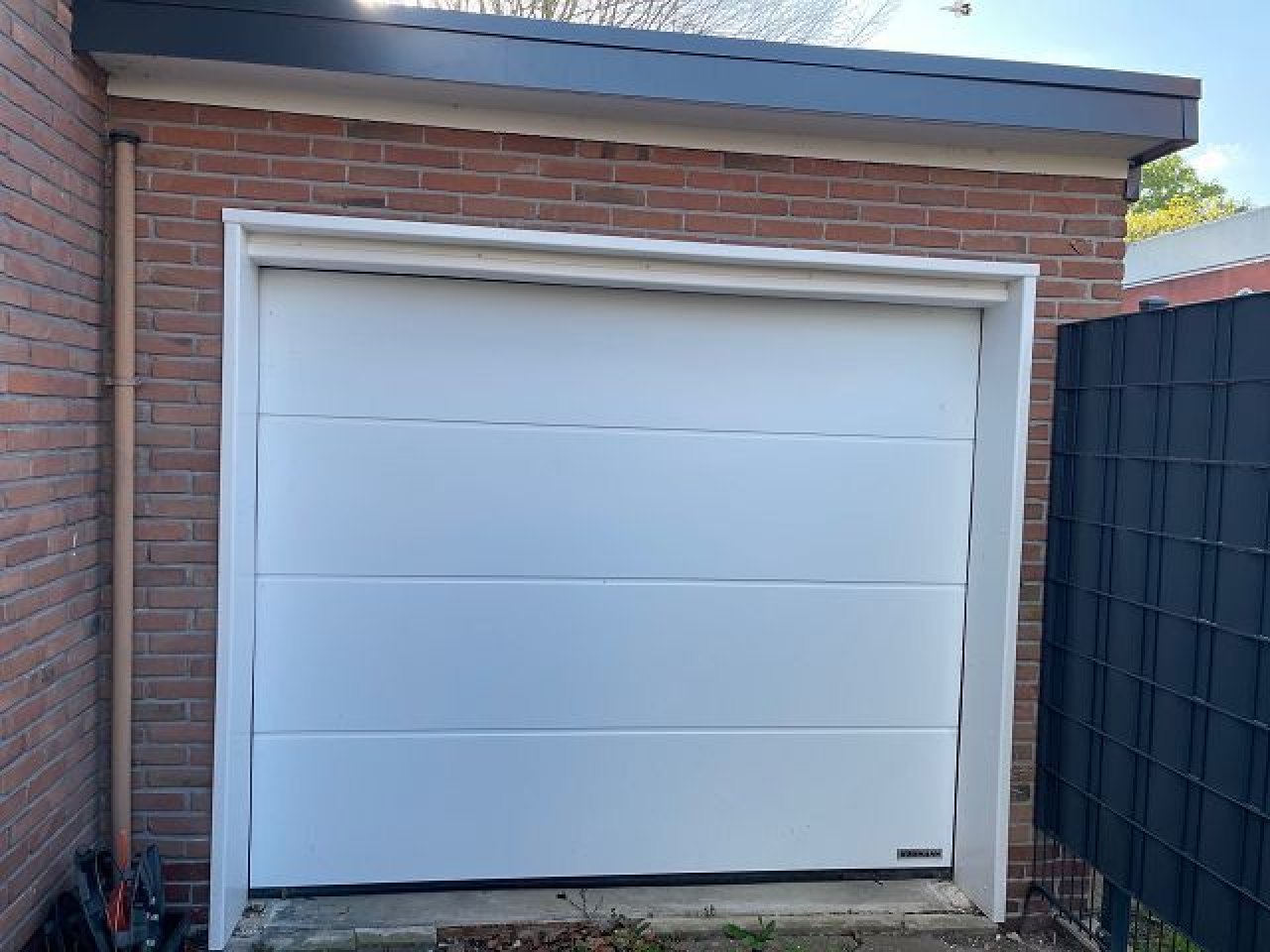 Garage mit Sektionaltor Garage mit Sektionaltor
