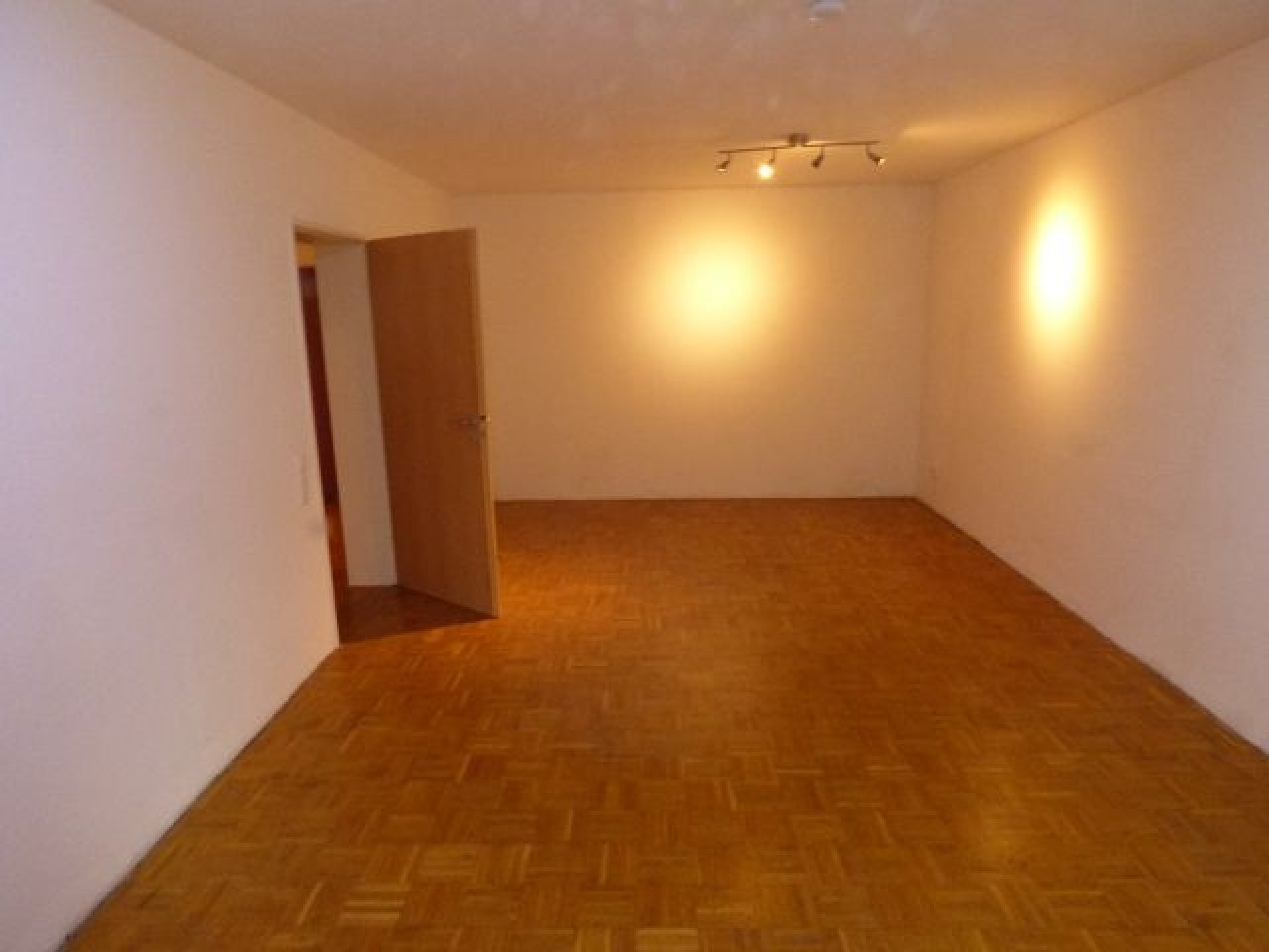Wohnzimmer mit Parkettfußboden Wohnzimmer mit Parkettfußboden