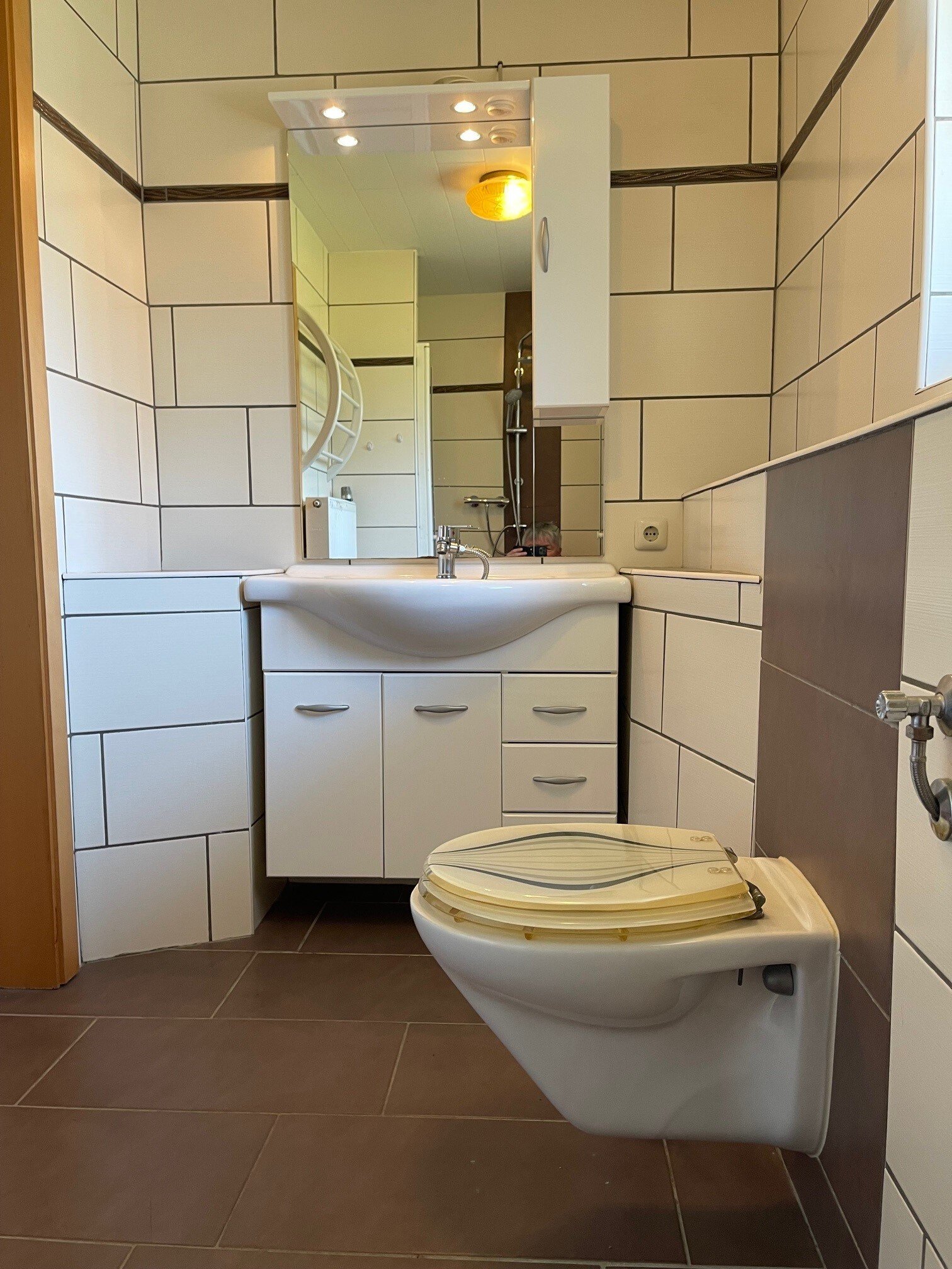 Bad mit WC und Waschtisch