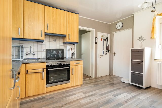 Küche mit Türen zum Keller und zur Garage