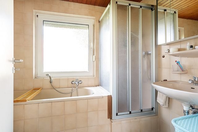 Bad mit Wanne und Dusche
