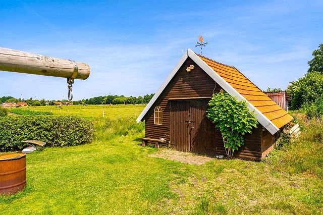 Kinderspielhaus hinten im Garten