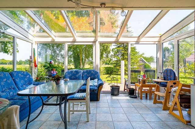 Wintergarten mit Zugang zur Terrasse