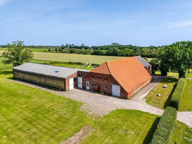 Resthof mit großer Scheune