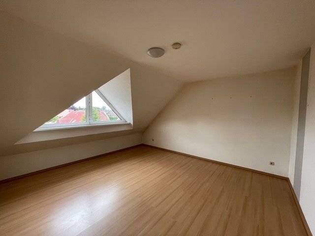 Wohnzimmer ebenfalls mit Dreiecksfenster