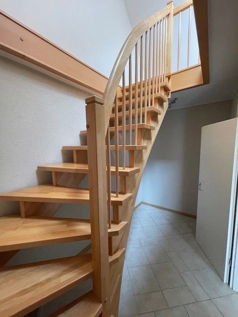Schöne Vollholztreppe