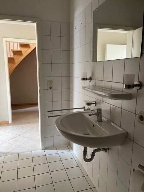 Bad mit Becken und Waschmaschinenanschluss