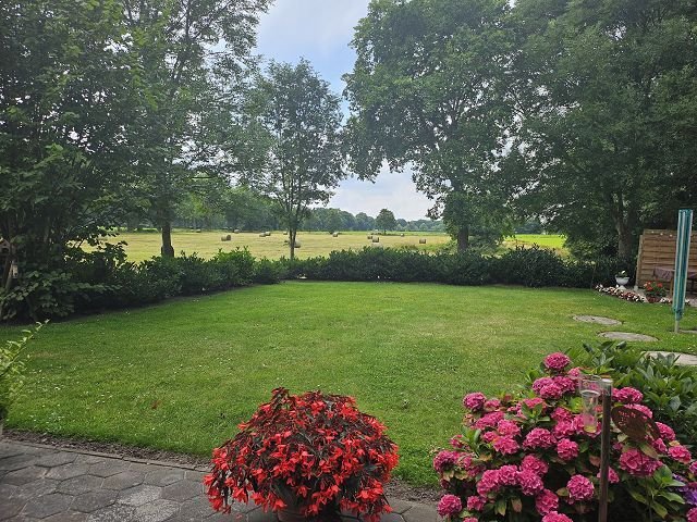 Nach hinten heraus freie Sicht in die Landschaft