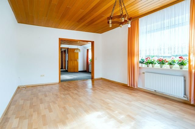 Links in der Ecke könnte der Kaminofen stehen