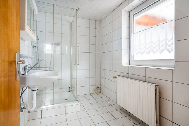 Badezimmer mit Dusche und Waschbecken