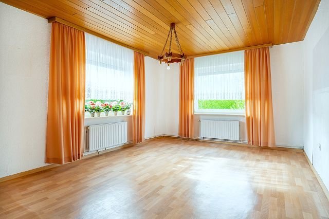 Wohnzimmer mit Fenster nach Süden und Osten