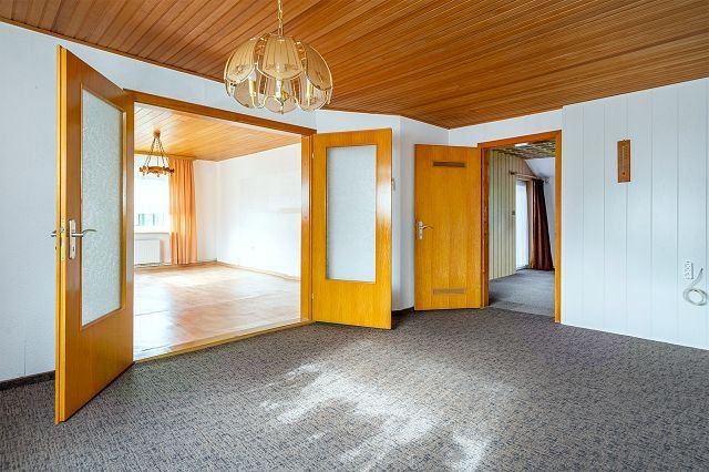 Esszimmer mit Blick in Richtung Wohnzimmer