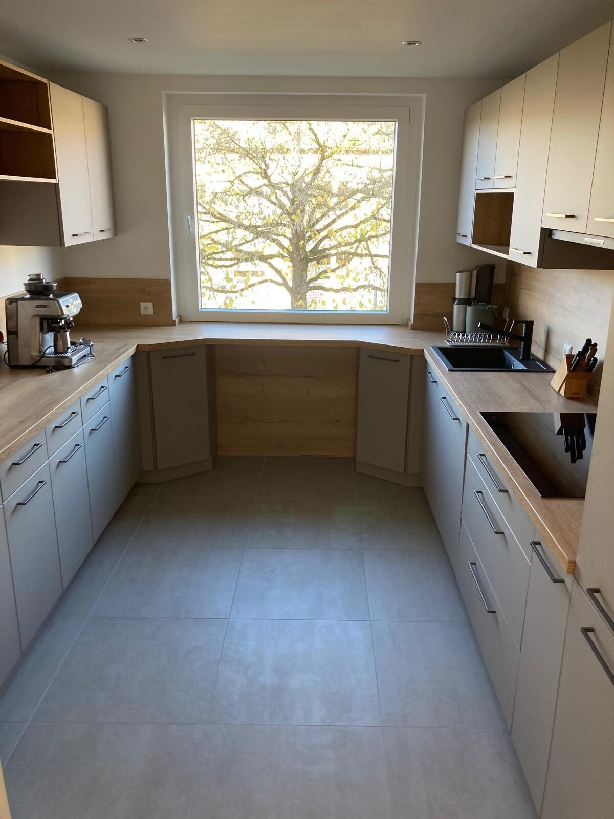 Sitzgelegenheit unter dem Fenster dank Arbeitsplatte