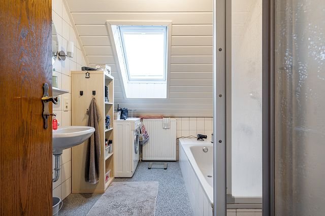 Dachgeschoss - Bad mit Wanne und Dusche