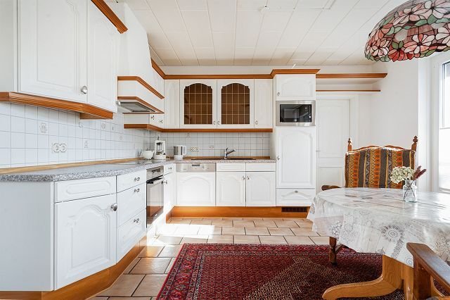 Wohnküche mit Einbauküche und Terrassentür