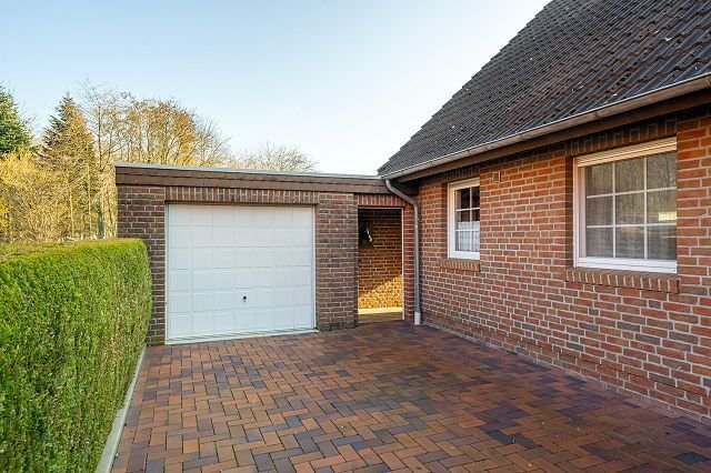 Klinkersteinauffahrt zur massiven Garage