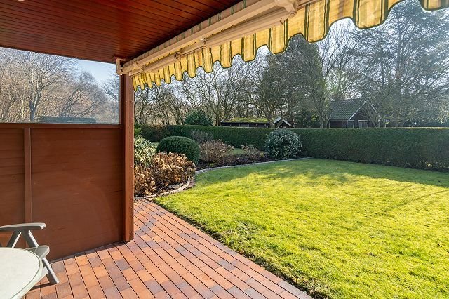 Überdachte Terasse am Nebengebäude