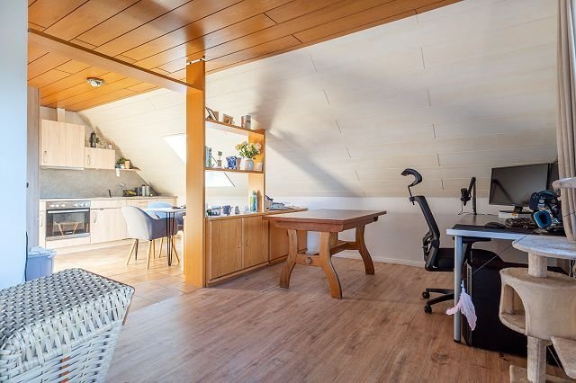 Dachgeschoss - Blick in die offene Küche