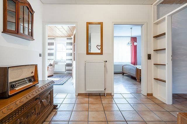 Links das Wohnzimmer und rechts das Schlafzimmer