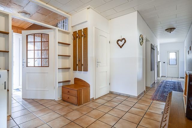 Diele mit Blick in den Seitenflur