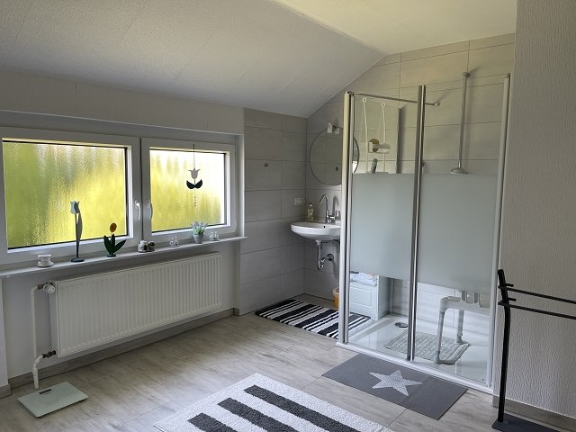 Badezimmer mit ebenerdiger Dusche