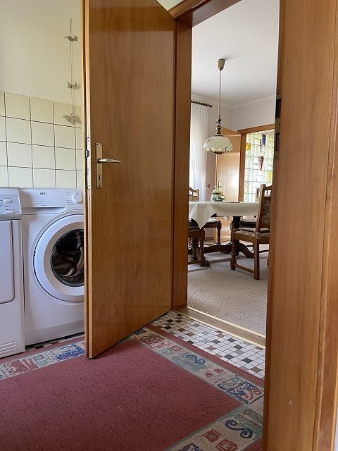 Hauswirtschaftsraum mit Zugang zum Esszimmer