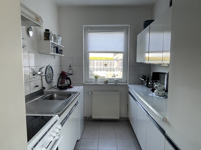 Beidseitige Küchenzeile mit Fenster