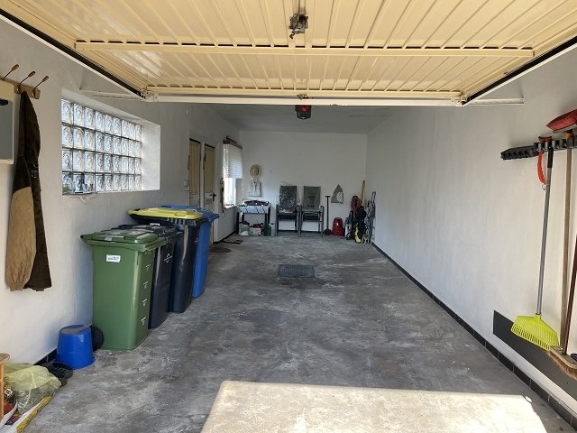 Blick in die massive Garage