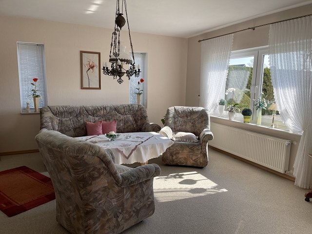 Gemütliche Sitzecke unter 2 schmalen Fenstern