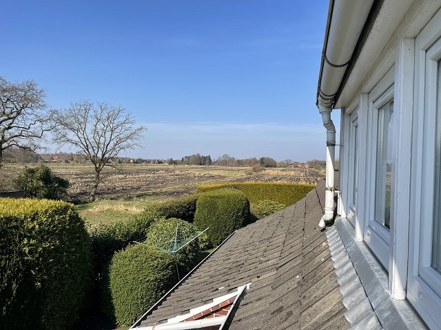 Blick aus dem geöffneten Dachgaubenfenster