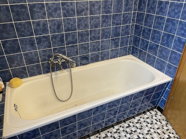 Bad mit Wanne, WC und Waschbecken