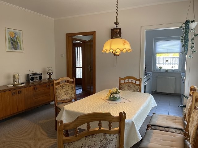 Esszimmer mit Blick zur Küche und zum HWR