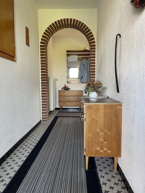 Seitenflur mit Rundbogen