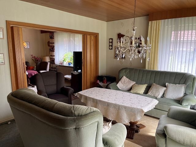 Wohnzimmer mit Durchgang zum Esszimmer