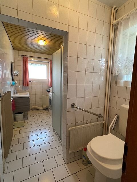 Zweigeteiltes Badezimmer
