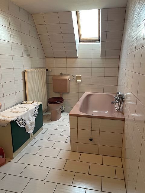 Badezimmer mit Dachfenster
