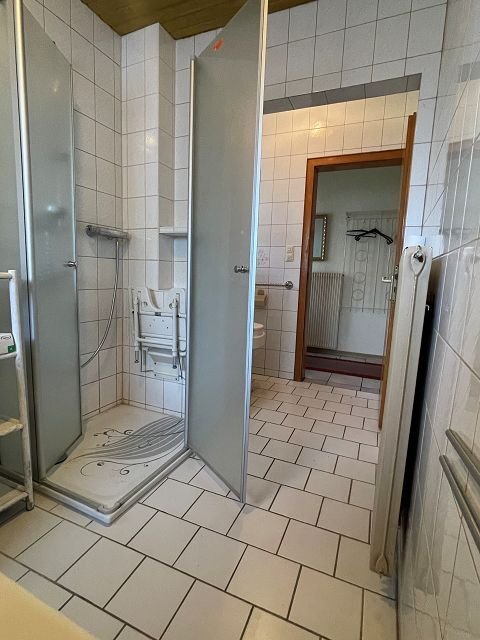 WC abgetrennt und dahinter die Dusche