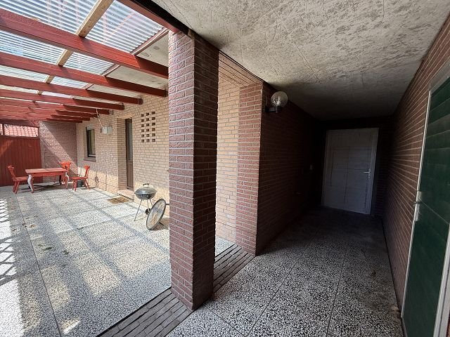 Übergang von der Terrasse zur Doppelgarage Übergang von der Terrasse zur Doppelgarage