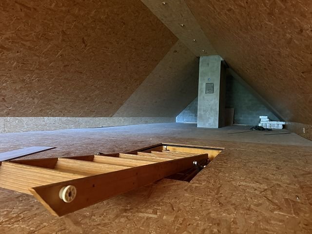 Isolierter Dachboden mit Schornstein Isolierter Dachboden mit Schornstein