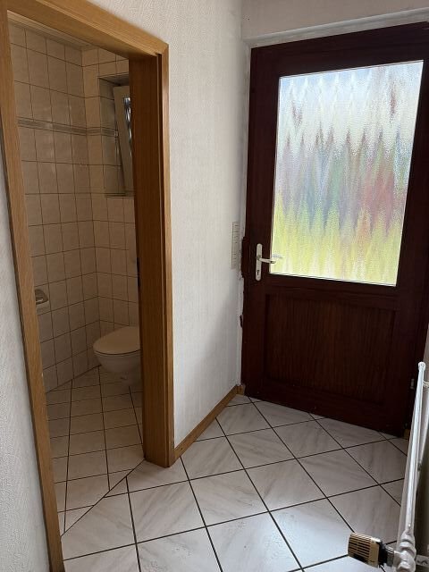 Links das Gäste-WC und Tür zum Garten Links das Gäste-WC und Tür zum Garten