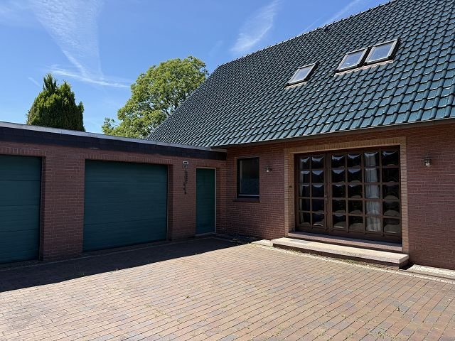 Doppelgarage mit Verbindungstür zum Garten Doppelgarage mit Verbindungstür zum Garten