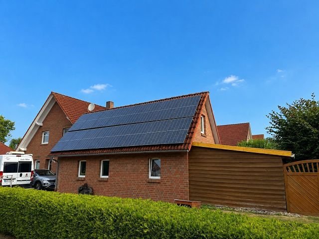 Nebengebäude mit PV-Anlage Nebengebäude mit PV-Anlage