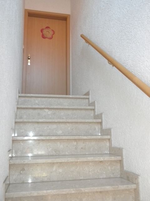 Marmortreppe mit Zugang zur Einliegerwohnung Marmortreppe mit Zugang zur Einliegerwohnung
