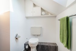 Bad im Dachgeschoss mit WC Bad im Dachgeschoss mit WC