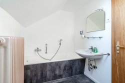 Bad im Dachgeschoss mit Wanne Bad im Dachgeschoss mit Wanne